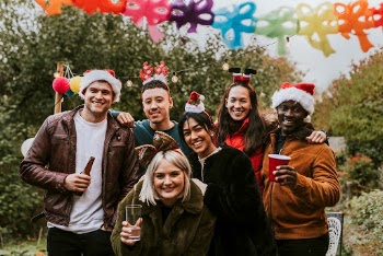 Friends with drinks in hand | Free Photo - rawpixel