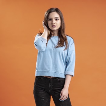 Front view of alluring woman posing Free Photo