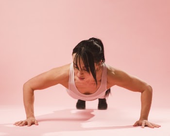 Front view of athletic woman doing push up Free Photo