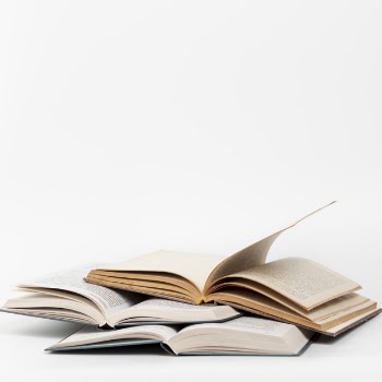 Front view open books with white background Free Photo