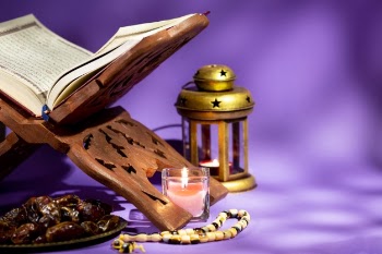 Front view opened quran on rehal Free Photo