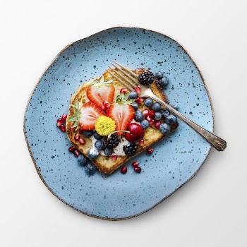 Fruit toast on a plate, | Free PSD - rawpixel