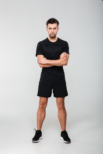 Full length portrait of a concentrated young sportsman Free Photo