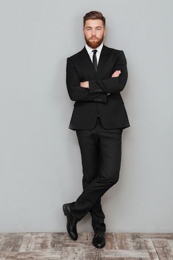 Full length portrait of a handsome successful businessman Free Photo