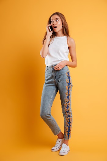 Full length portrait of a surprised pretty girl Free Photo