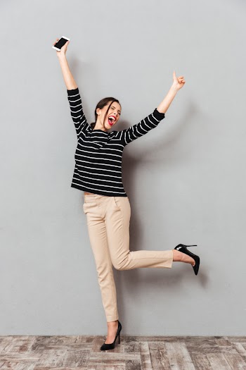 Full length portrait of an excited woman Free Photo