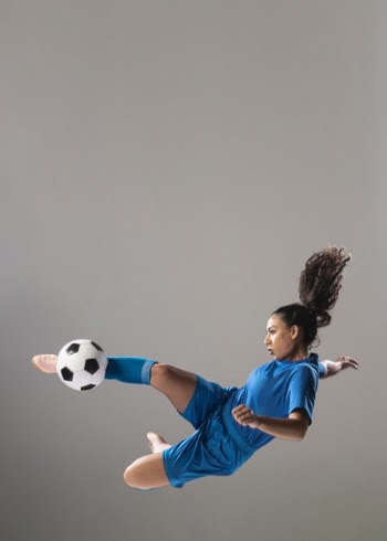 Full shot athletic woman kicking ball Free Photo