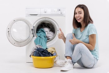 Full shot happy woman showing approval Free Photo
