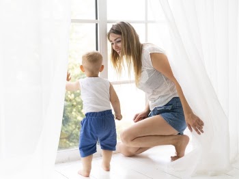 Full shot mother smiling at son Free Photo