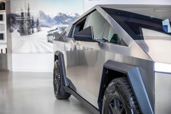 Futuristic Electric Truck Design