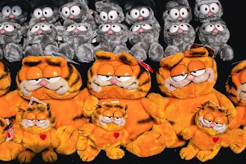 Garfield prizes at game booth, Seaside… | Free public domain photo