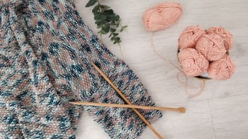 Gilet tricoté avec aiguilles en bois et pelotes de laine - Knitted cardigan with wooden needles and balls of yarn