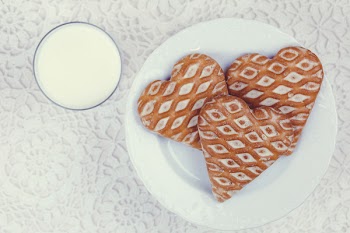 Gingerbread cookies and milk