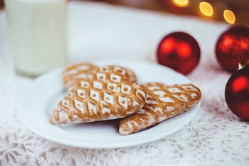 Gingerbread cookies and milk 3