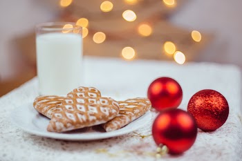 Gingerbread cookies and milk 4