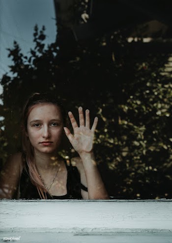Girl looking out the window of her LA home during the covid-19 pandemi.. | Free  photo - 2330806