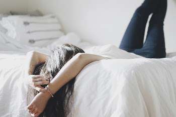 Girl lying in bed, free | Free Photo - rawpixel