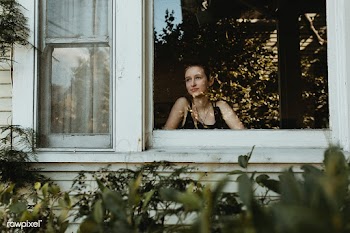 Girl staring out the window during a lockdown.  | Free  photo - 2327694