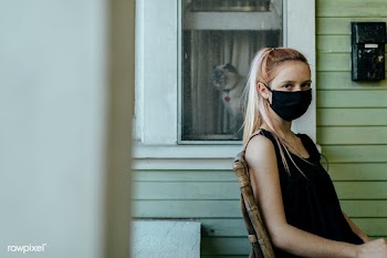 Girl wearing a mask sitting on her porch during the coronavirus lockdo.. | Free  photo - 2328891