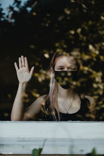 Girl wearing a mask staring out the window during a lockdown | Free  photo - 2327664