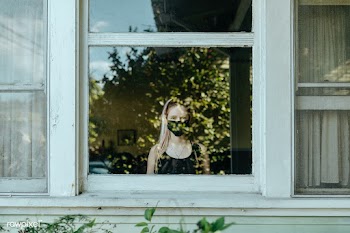 Girl wearing a mask staring out the window during a lockdown | Free  photo - 2328905