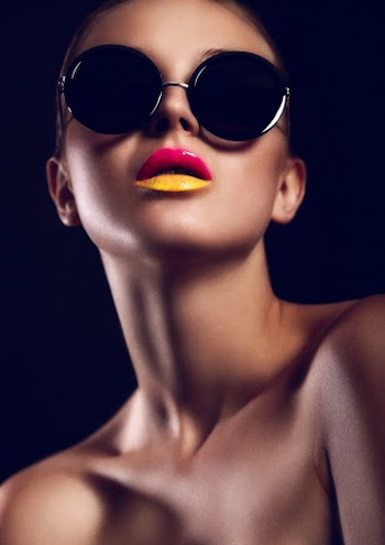 Girl with sunglasses and duotone lips posing Free Photo