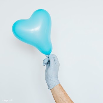 Gloved hand holding a blue heart shaped balloon on a gray background | Free  photo - 2350877