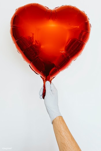 Gloved hand holding a red heart shaped balloon | Free  photo - 2350882