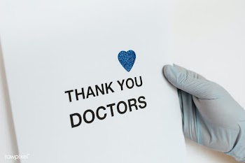 Gloved hand holding a thank you doctors card during the COVID-19 pande.. | Free  photo - 2348421