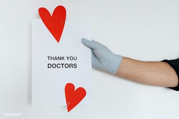 Gloved hand holding a thank you doctors card during the COVID-19 pande.. | Free  photo - 2350871