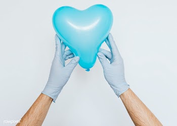 Gloved hands holding a blue heart shaped balloon  on a gray background | Free  photo - 2350880