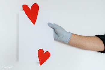 Gloved hands holding a white card decorated with red hearts | Free  photo - 2350834