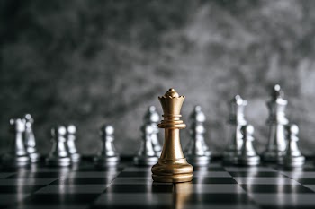 Gold and silver chess on chess board game for business metaphor leadership concept Free Photo