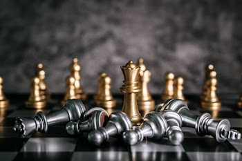 Gold and silver chess on chess board game for business metaphor leadership concept Free Photo
