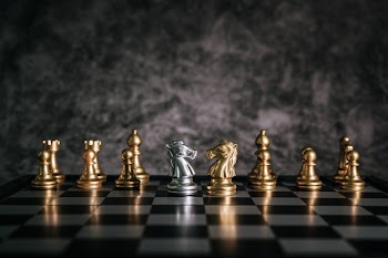 Gold and silver chess on chess board game for business metaphor leadership concept Free Photo