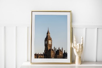 Gold photo frame mockup, hand | Free PSD Mockup - rawpixel