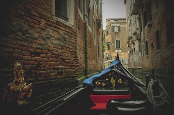          Gondola Venice Canals Free Photo     