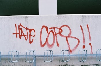Graffiti quote: Hate Cops. Made with Leica R7 (Year: 1994) and Leica Elmarit-R 2.8 / 90mm (Year: 1985). Analog scan via meinfilmlab.de: Fuji Frontier SP-3000. Film reel: Fuji Superia X-TRA 400
