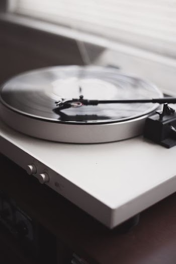 gray and black vinyl turn table