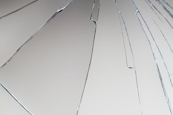 Gray background with cracked glass texture | Free stock photo | High Resolution image
