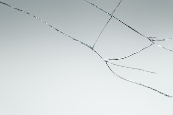 Gray background with cracked glass texture | Free stock photo | High Resolution image