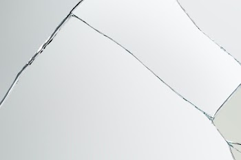Gray background with cracked glass texture | Free stock photo | High Resolution image
