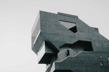 gray building during daytimne