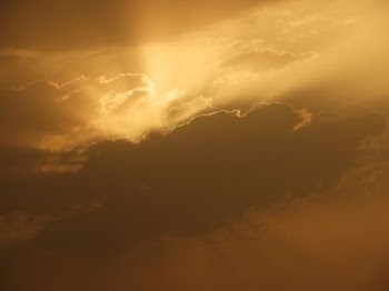 gray clouds with sun rays at daytime