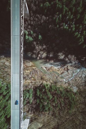gray concrete bridge