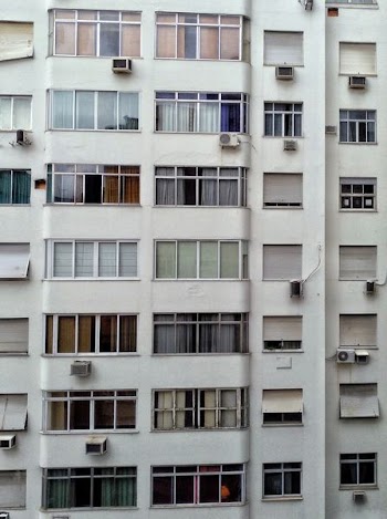 gray concrete building