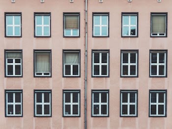 gray concrete building