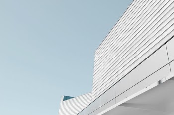 gray concrete high-rise building