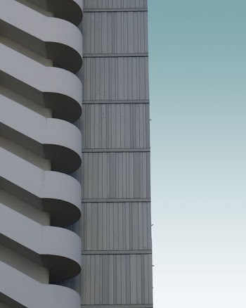 gray high-rise building