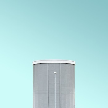 gray high-rise building